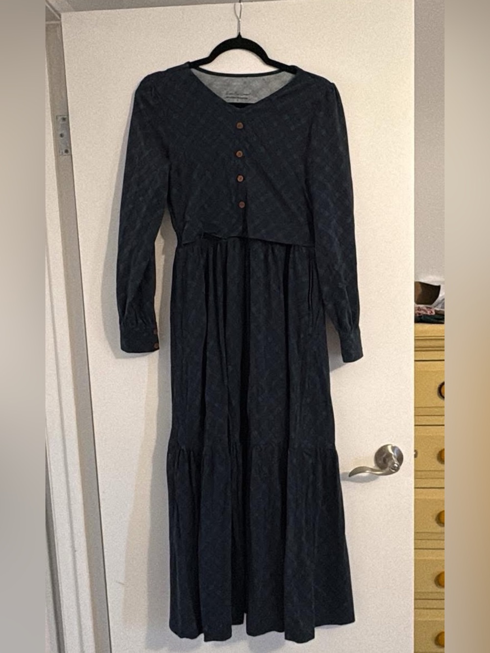 Super cute dresses small
Nursing and maternity maxi dress